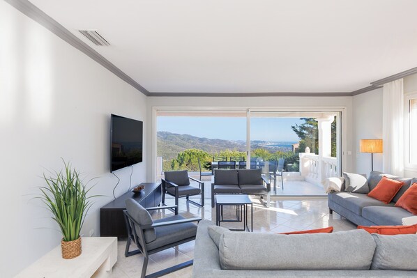 TV, fireplace, ping pong - Villa La Loreley 12 pers private pool & sea view (Les Adrets-de-l'Estérel)