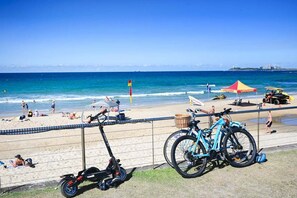 Beach towels - Charming Alex Heads Hideaway (Sunshine Coast)