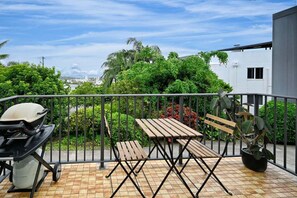 Outdoor dining - Charming Alex Heads Hideaway (Sunshine Coast)