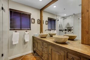 Hair dryer, towels, soap, toilet paper - Saltwater Pool/Hot-tub/Kid room/BBQ/EV Charger/Pet (Desert Hot Springs)