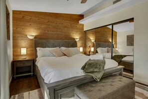 4 bedrooms, iron/ironing board, WiFi, bed sheets - Saltwater Pool/Hot-tub/Kid room/BBQ/EV Charger/Pet (Desert Hot Springs)