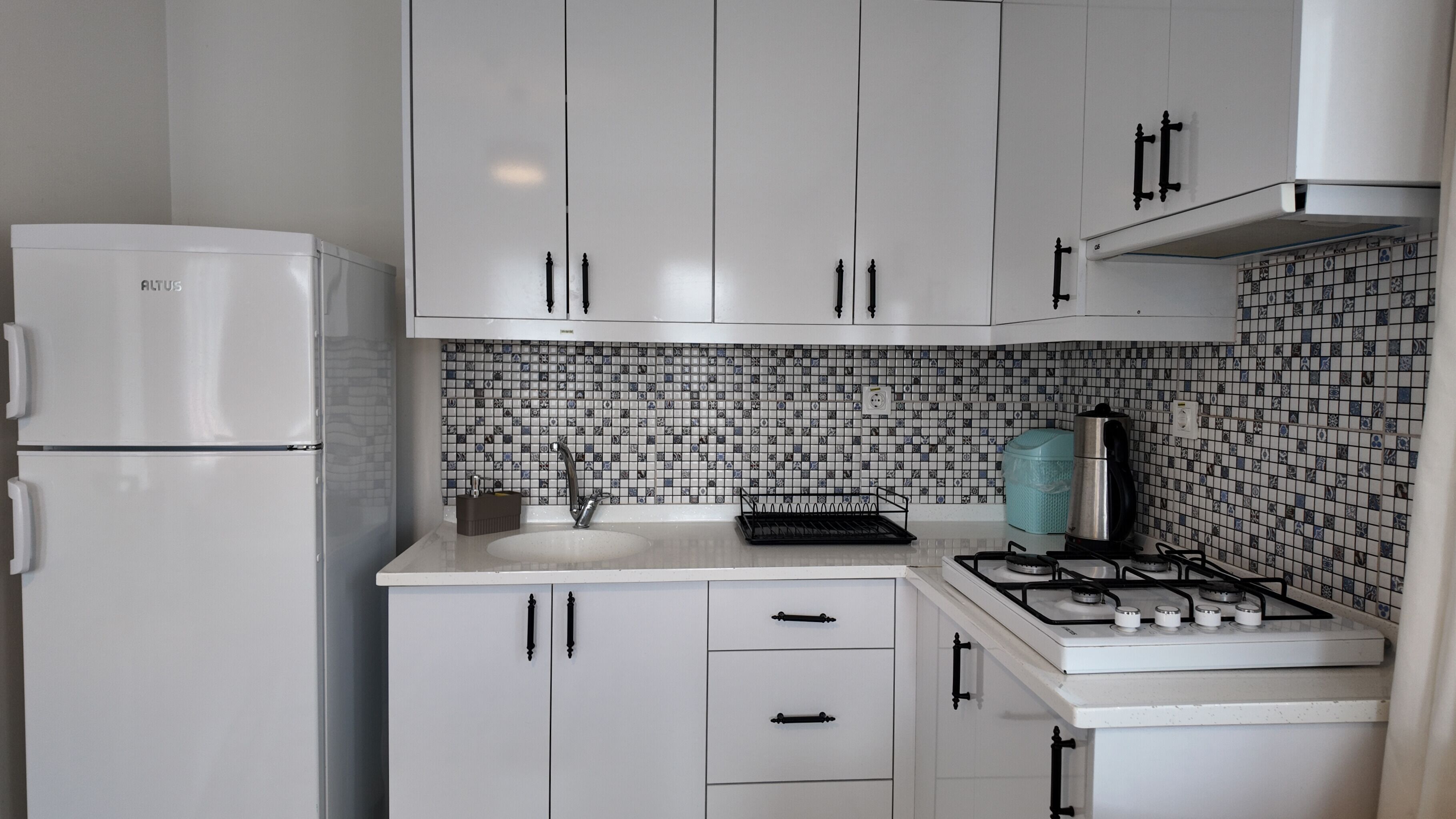 Deluxe-huone, parveke, vuoristonäköala | Yksityinen keittiö | Minijääkaappi, liesi, syöttötuoli, keittoastiat/astiat/ruokailuvälineet