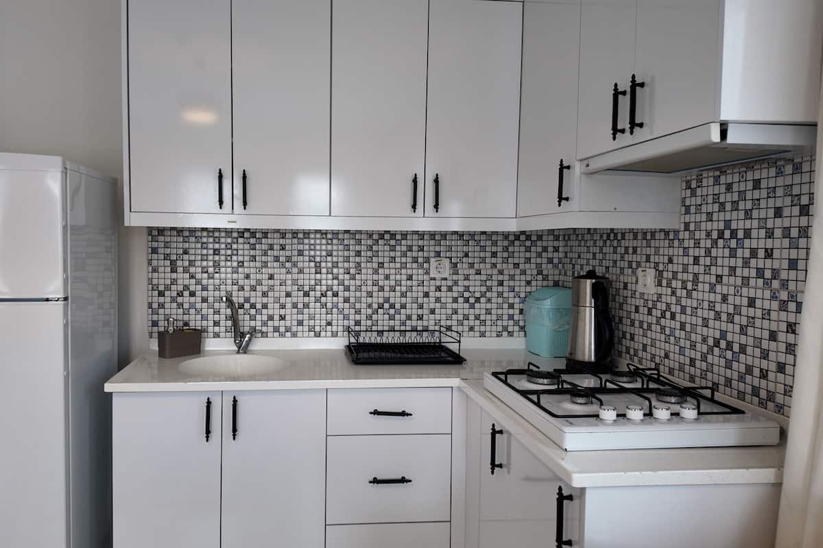 Deluxe-huone, parveke, vuoristonäköala | Yksityinen keittiö | Minijääkaappi, liesi, syöttötuoli, keittoastiat/astiat/ruokailuvälineet