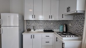 Deluxe Room, Balcony, Mountain View | Private kitchen | Mini-fridge, stovetop, highchair, cookware/dishes/utensils - İnlice Apart House (Fethiye)