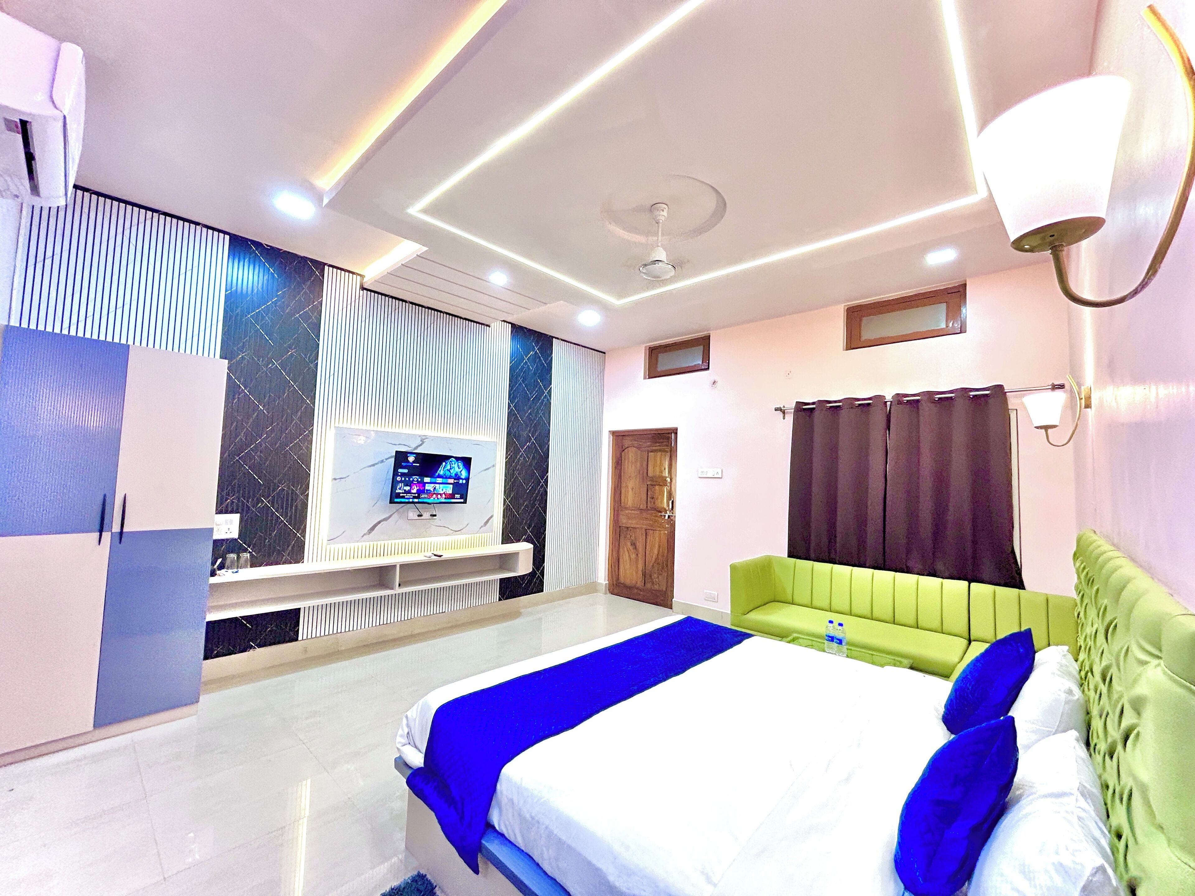 Deluxe Room | Desk, laptop workspace, blackout drapes, soundproofing