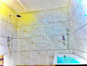 Deluxe Room | Bathroom | Separate tub and shower, free toiletries, hair dryer, slippers - Tiger Heaven Resort (Manpur)