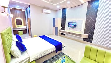 Deluxe Room | Desk, laptop workspace, blackout curtains, soundproofing