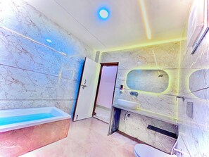 Deluxe Room | Bathroom
