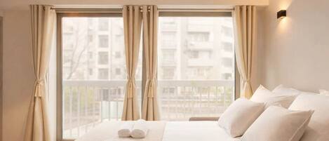 Tabla de planchar con plancha, cuna de viaje, wifi y ropa de cama