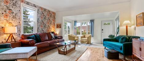 Talo (3 Bedrooms) | Oleskelualue | Televisio, kirjoja