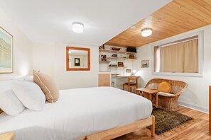 Hus (3 Bedrooms) | 3 sovrum, arbetsyta för laptop, strykjärn/strykbräda och sängkläder