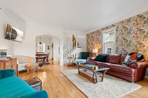 House (3 Bedrooms) | Living room | TV, books - Musee Northeast (Minneapolis)