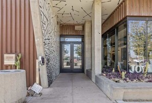 تفاصيل الفندق من الخارج