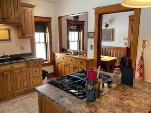 Private kitchen - Cozy Stonehouse, located just on the outskirts of Aylmer (Aylmer)