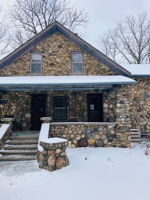 Exterior - Cozy Stonehouse, located just on the outskirts of Aylmer (Aylmer)
