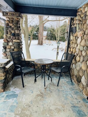Outdoor dining - Cozy Stonehouse, located just on the outskirts of Aylmer (Aylmer)