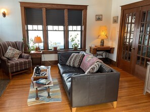 Smart TV - Cozy Stonehouse, located just on the outskirts of Aylmer (Aylmer)