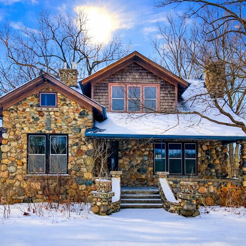 Cozy Stonehouse, located just on the outskirts of Aylmer