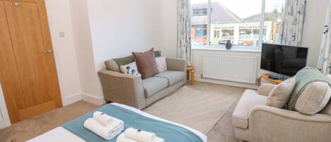 3 makuuhuonetta, yksilöllisesti sisustettu, yksilöllisesti kalustettu