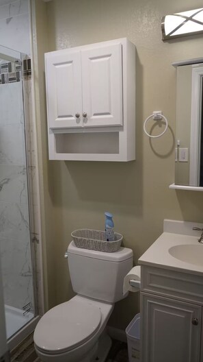 Shower, hair dryer, towels, soap - Terrific 3-bedroom house with AC in sunny Oceanside (Oceanside)