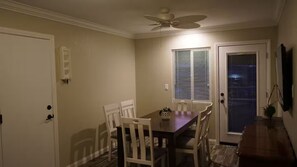 Dining - Terrific 3-bedroom house with AC in sunny Oceanside (Oceanside)