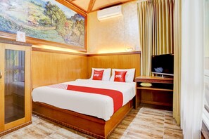 Ein Hotelzimmer mit einem hölzernen Bett, einem Fernseher und einem Gemälde an der Wand.