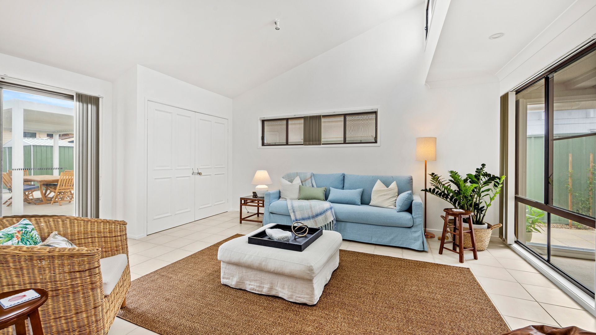 Smart TV, fireplace, ping pong, books