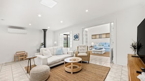 Smart TV, fireplace, ping pong, books - Bay Bliss - Fireplace - 3 Mins Walk to Beach (Callala Beach)