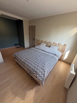 3 bedrooms, Internet - House 900 m from beach. 5 mn from town center (Paimpol)