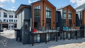 Un immeuble moderne à plusieurs étages, doté de grandes fenêtres et de balcons.