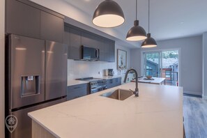 Réfrigérateur, four à micro-ondes, un four, surface de cuisson