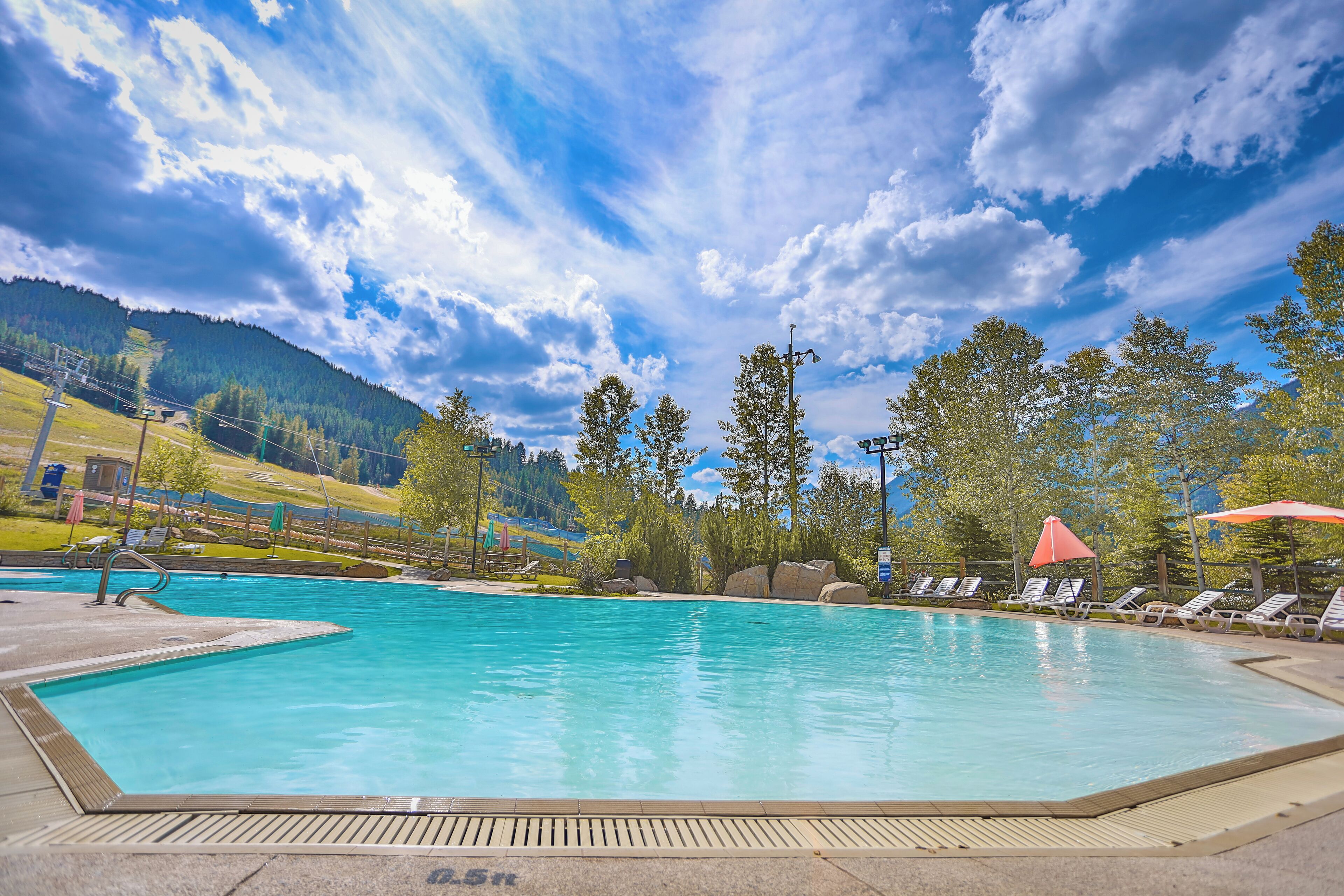 Una piscina al aire libre, una piscina climatizada