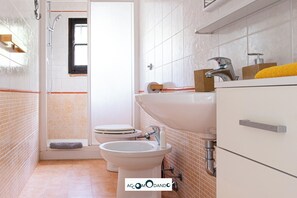 Hair dryer, towels, soap, toilet paper - VILLA ROSA (Geremeas)