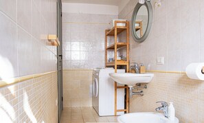 Hair dryer, towels, soap, toilet paper - VILLA ROSA (Geremeas)