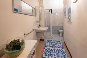 Shower, hair dryer, bidet, towels - Pied à terre Relaxation. A spacious apartment in the historic center of Verona. (Verona)