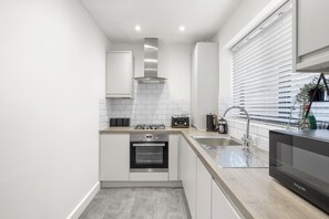 Fridge, microwave, oven, stovetop - Cozy  2-bedroom apartment in Canning Town near Excel London (London)