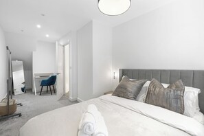 2 bedrooms, desk, iron/ironing board, free WiFi - Cozy  2-bedroom apartment in Canning Town near Excel London (London)