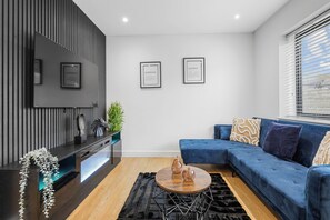 Smart TV, fireplace - Cozy  2-bedroom apartment in Canning Town near Excel London (London)