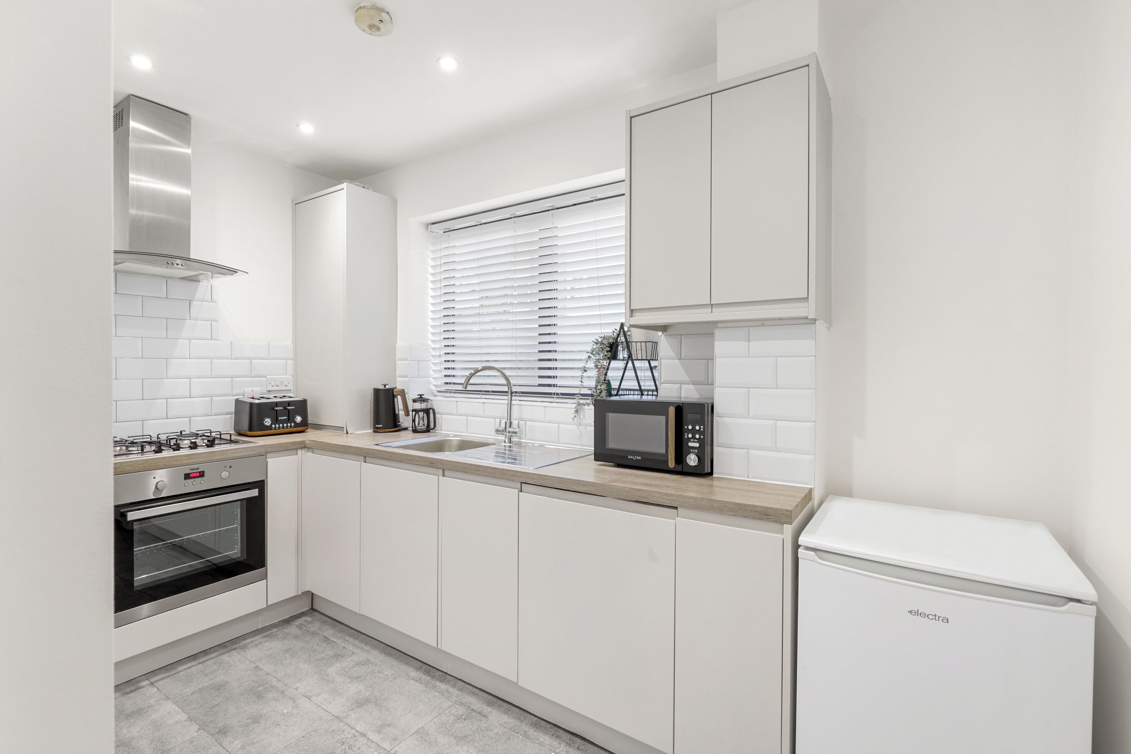 Kühlschrank, Mikrowelle, Ofen, Herdplatte