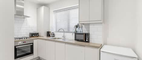 Kühlschrank, Mikrowelle, Ofen, Herdplatte