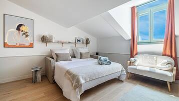 Safe på rommet, strykejern/-brett og reiseseng for barn