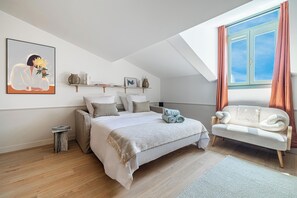 Safe på rommet, strykejern/-brett og reiseseng for barn