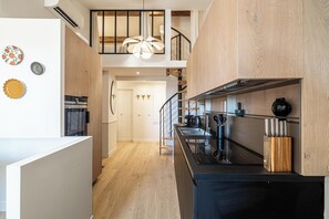 Kjøleskap, mikrobølgeovn, ovn og kokeplater