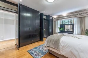 4 habitaciones, escritorio y tabla de planchar con plancha