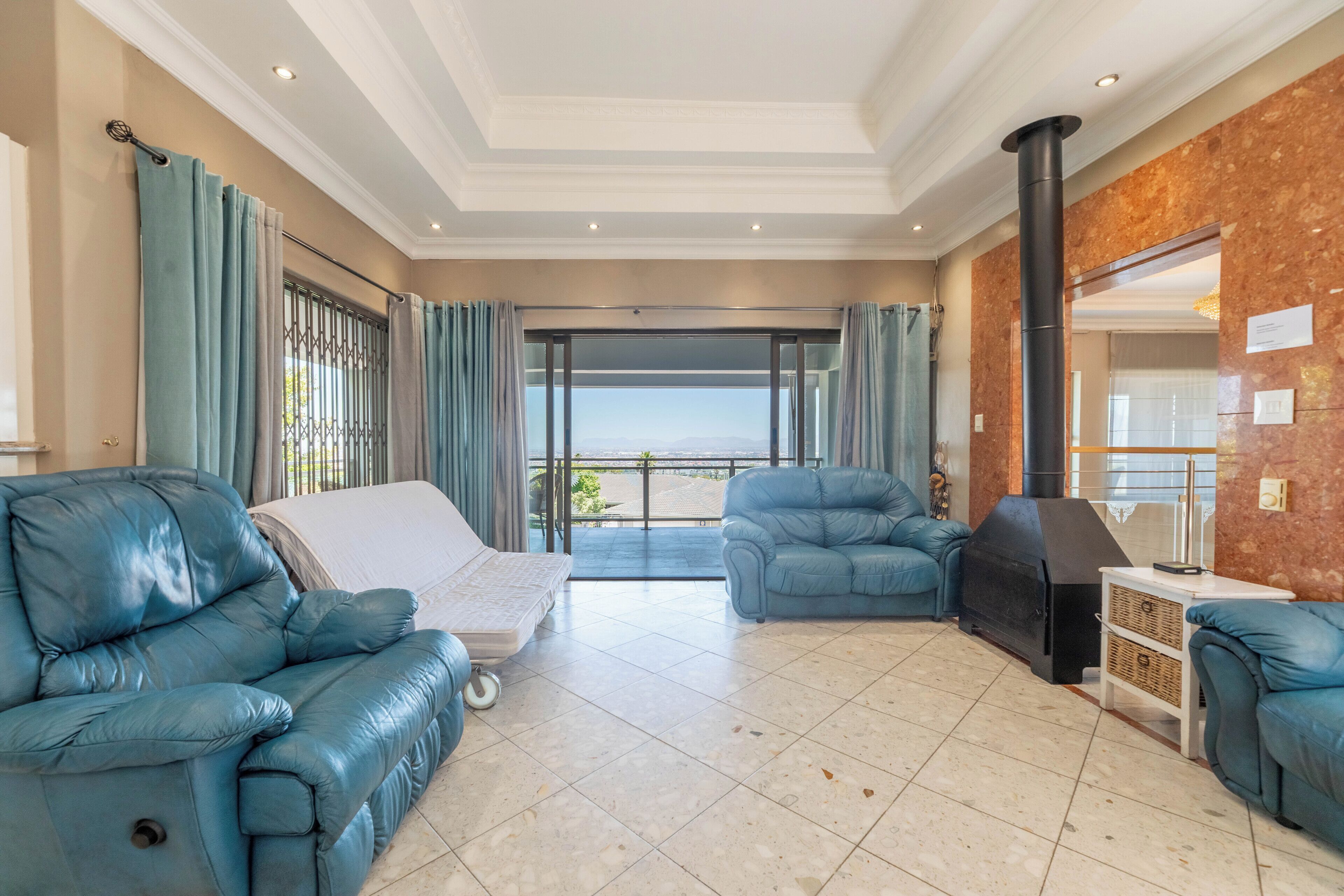 Smart-TV, Kamin, Bücher