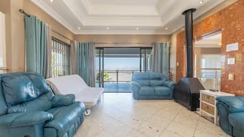 Smart-TV, Kamin, Bücher