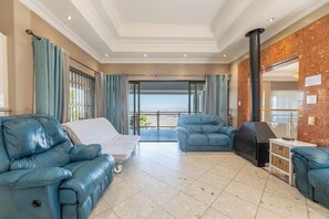 Smart-tv, eldstad och böcker