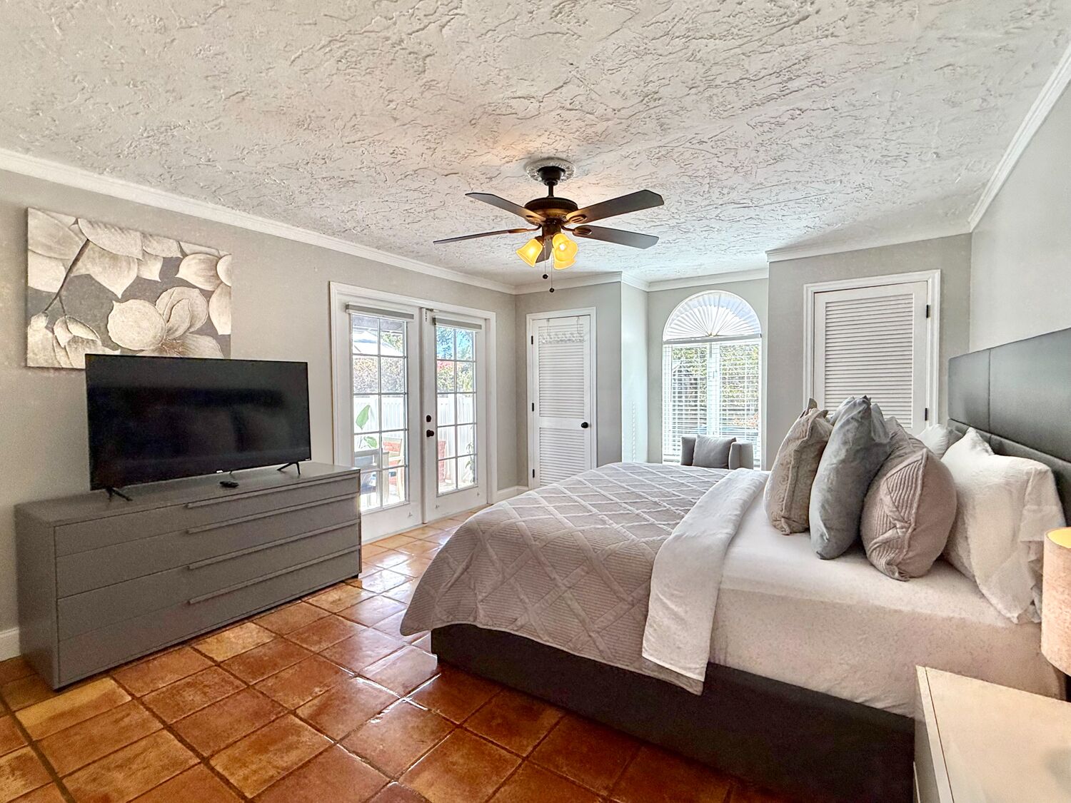 5 bedrooms, iron/ironing board, free WiFi, bed sheets