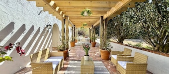 Serene 5-bedroom villa with Rv Parking 6 miles from beach