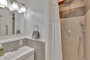 Shower, hair dryer, towels, soap - Family Friendly, 3 KIngs, Full Kitchen, Pet friendly in a quiet neighborhood (Rossville)